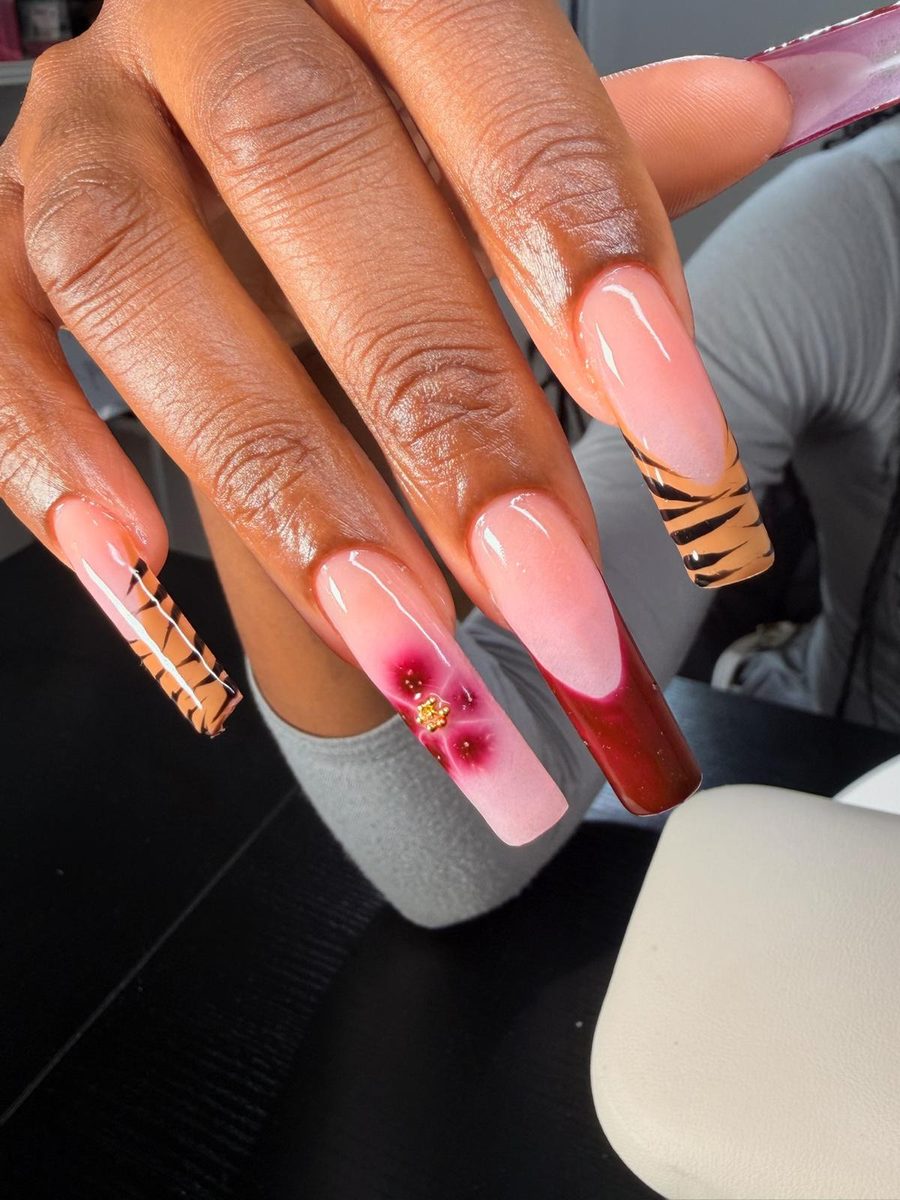 Ongles longs carrés : french bordeaux, fleur effet aquarelle et motif tigré