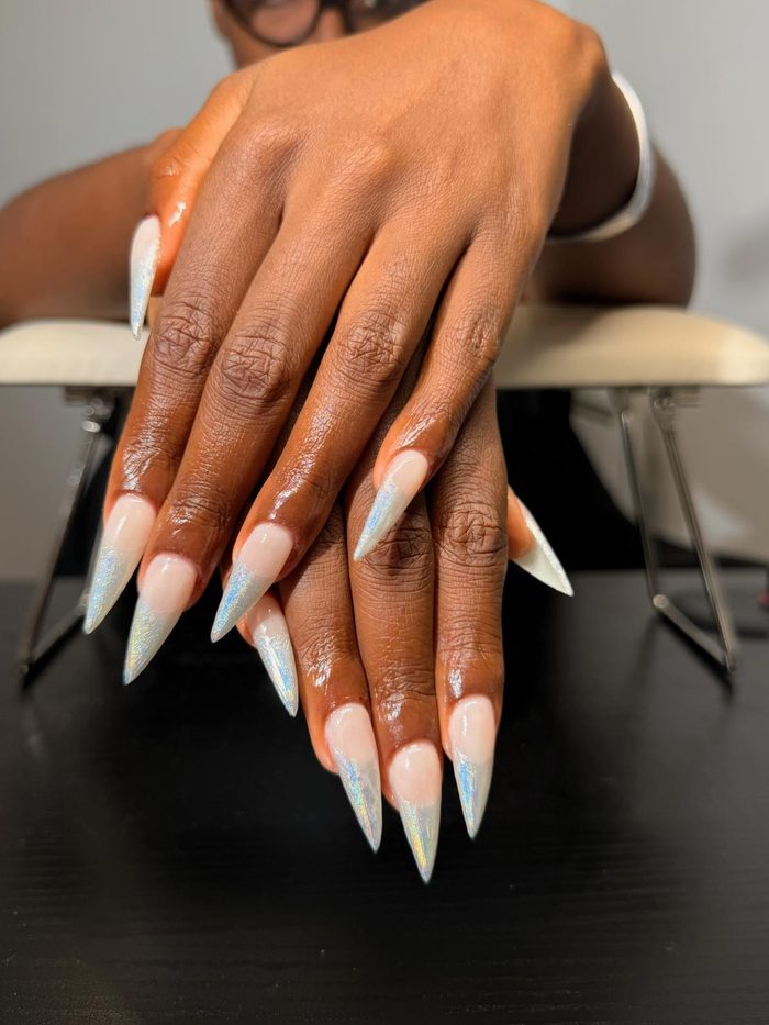Ongles stiletto nude avec pointes effet holographique